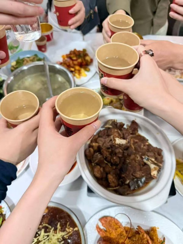 年轻人“拼单式”过年：和陌生人AA年夜饭，找搭子去春节旅行