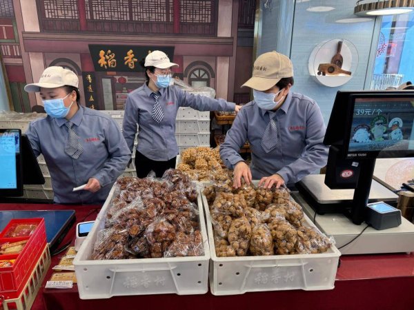 新春走基层·一线直击丨打卡北京隆福寺：一篮年货 喜乐相伴