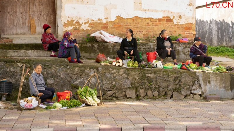 靠卖菜补贴生活的农村老人    出版社供图