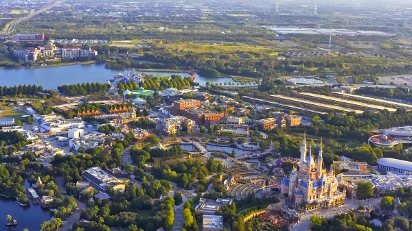 上海国际旅游度假区十年迎客逾1.8亿人次，旅游产业总收入1164亿